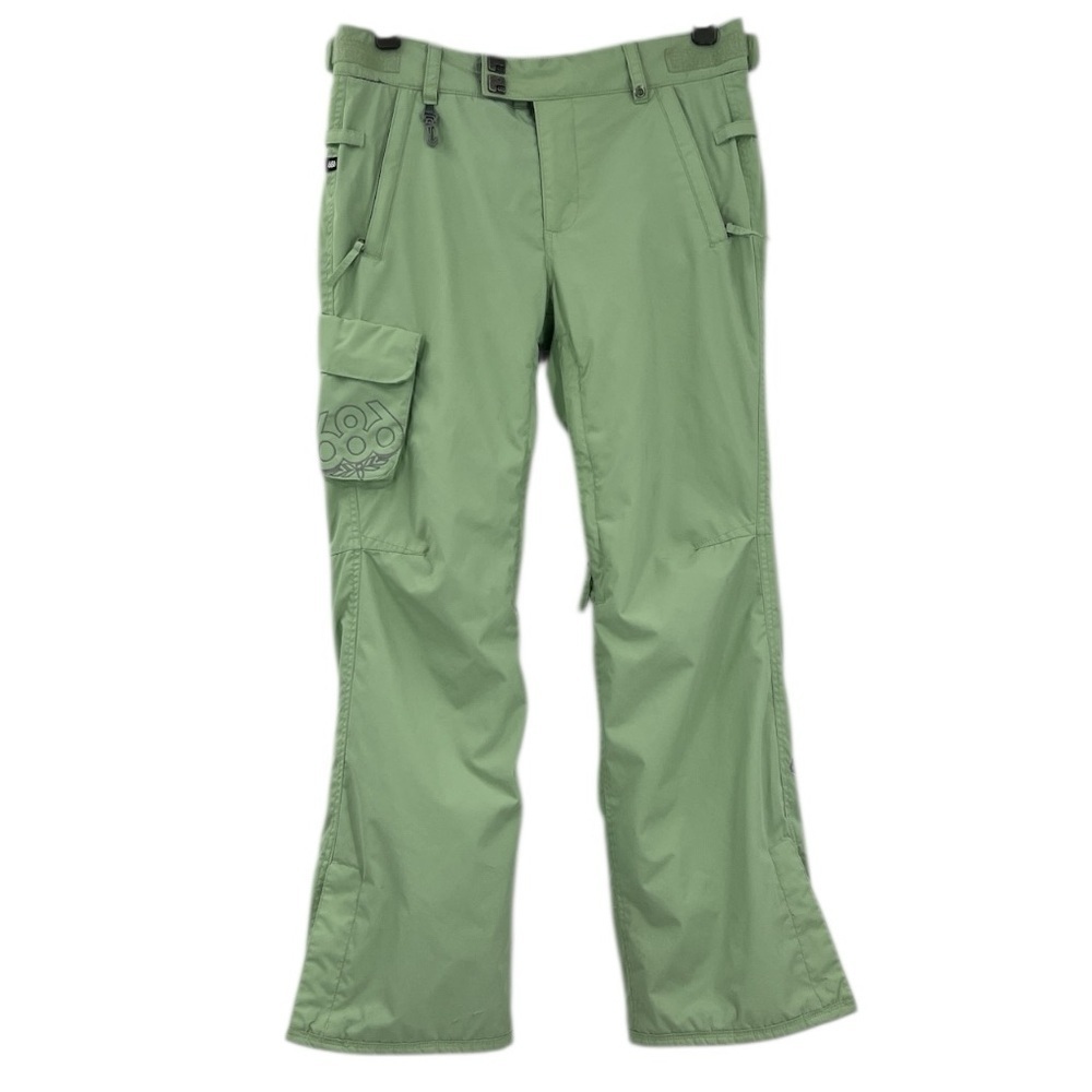 686 cargo snow pants, known for technical performance and style on the slopes.